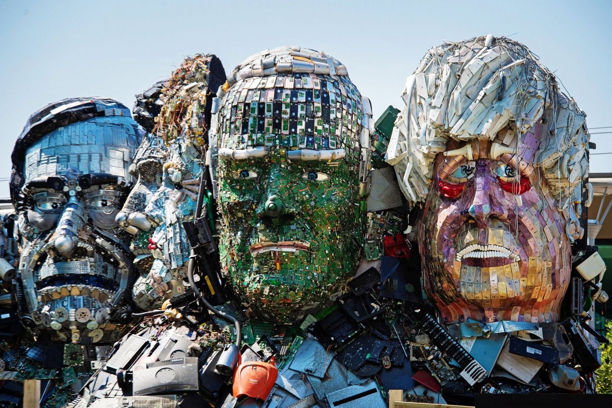 Statsledere fra G7-landene bygget af elektronisk skrot udgør kunstværket Mount Recyclemore i Manchester.