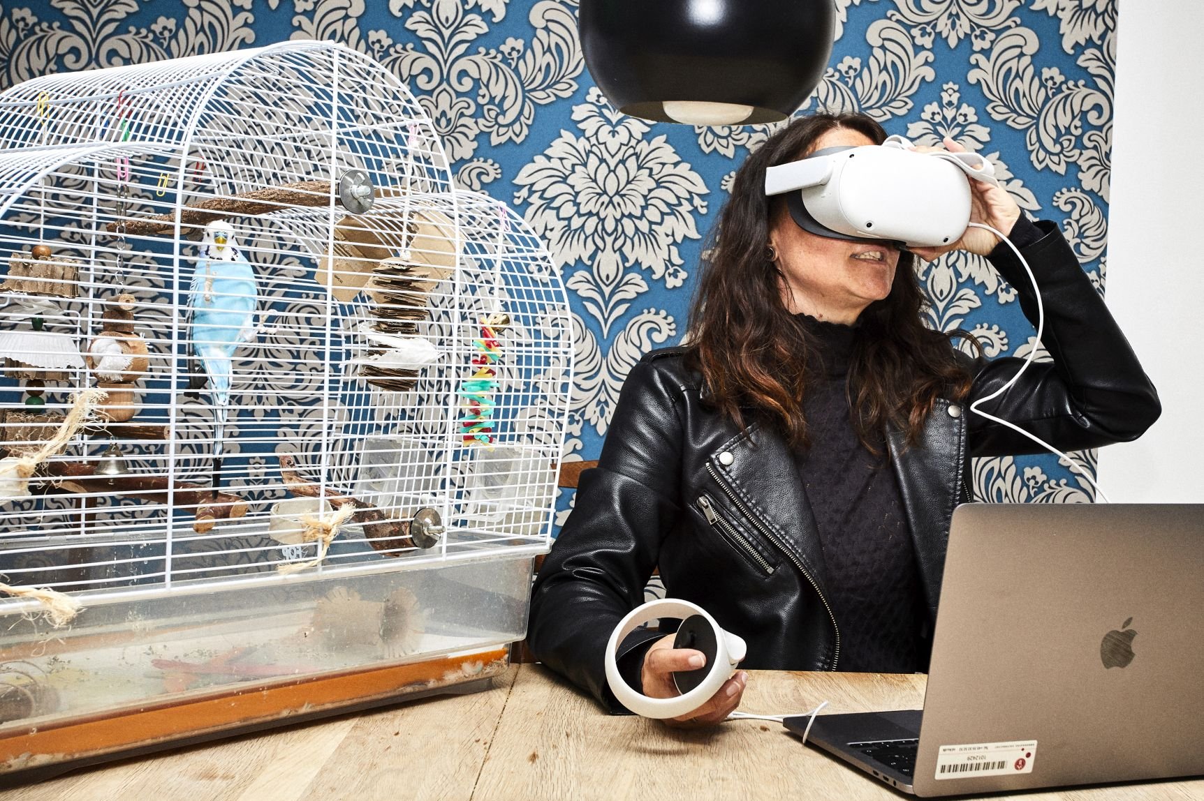 Pernille Bjørn med et VR-sæt på hovedet