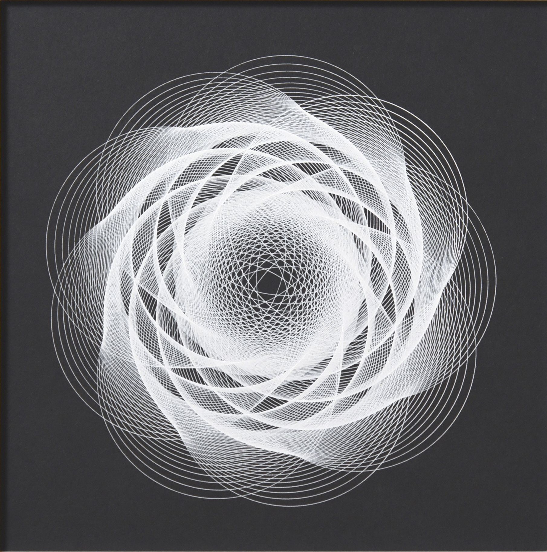 Hvide spiraler/cirkler på sort baggrund. Tager form af en mandala.